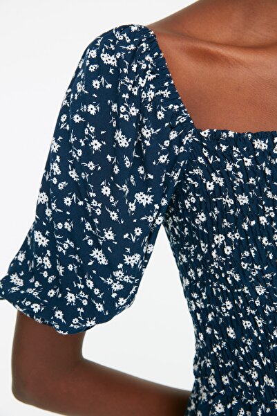 Trendyol Collection Sötétkék virágos korcsolyázó/övnyitó Gippeli viszkóz mini szőtt ruha TWOSS22EL0370