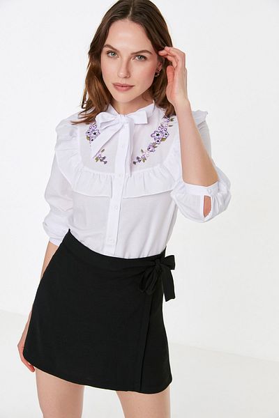 Trendyol Collection Ecrufarbenes Baumwollhemd – Stickerei und Rüschendetail, normale Passform TWOSS22GO0250