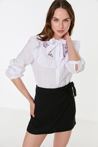 Trendyol Collection Ecrufarbenes Baumwollhemd – Stickerei und Rüschendetail, normale Passform TWOSS22GO0250