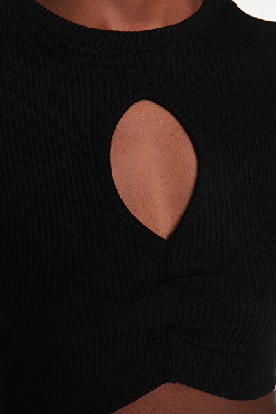 Trendyol Collection Černý výřez Detailně vypasovaný výstřih s výstřihem Pružná pletená halenka TWOSS22BZ0324