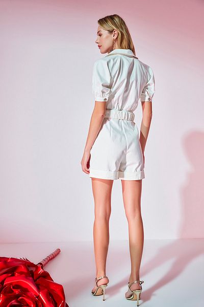 Trendyol Collection Ecrufarbener Mini-Jumpsuit aus Gabardine mit Hemdkragen und Gürtel TWOSS21TU0238
