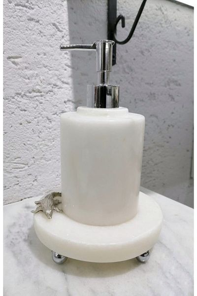 Sümeyra Marble Art Диспенсър за течен сапун от естествен бял мрамор със сребърни сферични крачета и крокодилски детайл