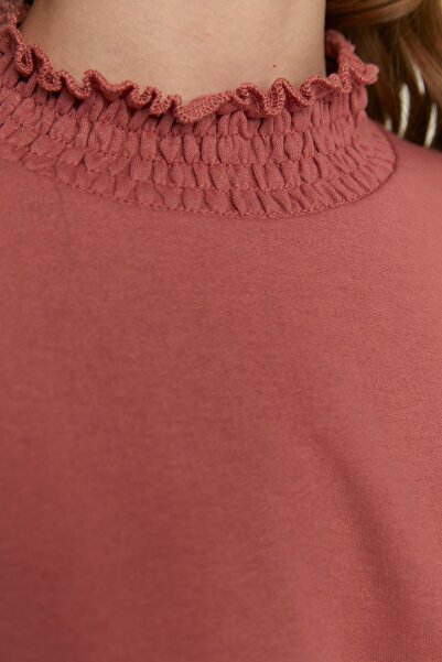 Trendyol Modest Detailní pletená tunika se sušeným růžovým límcem a manžetami TCTSS22TN0073