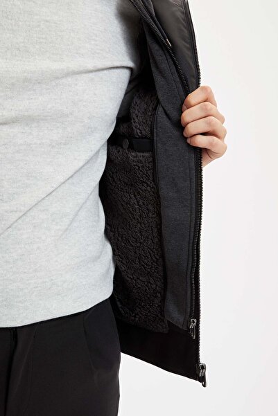 DeFacto Erkek Siyah Slim Fit Kapüşonlu İçi Yumuşak Tüylü Suni Deri Mont N9693AZ20WN
