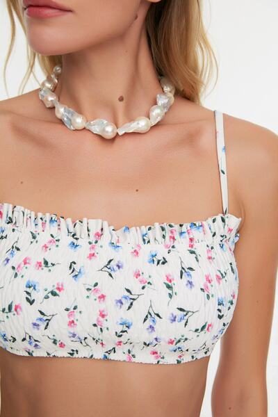 Trendyol Collection Crispy Floral Patterned Bandeau Bikini Top
TBESS21BU0326