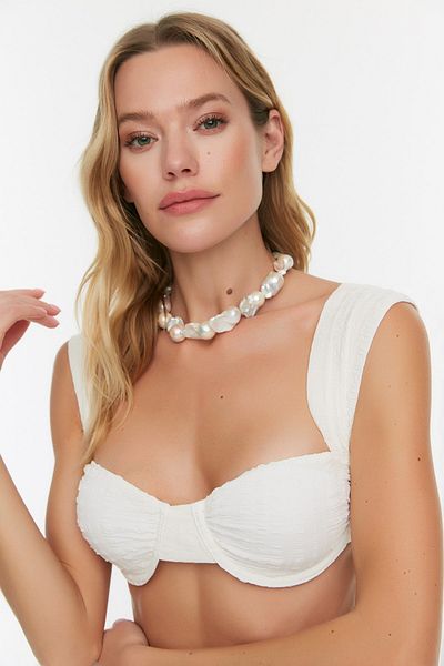 Trendyol Collection Strukturiertes Balconette-Bikinioberteil in Ecru TBESS21BU0161