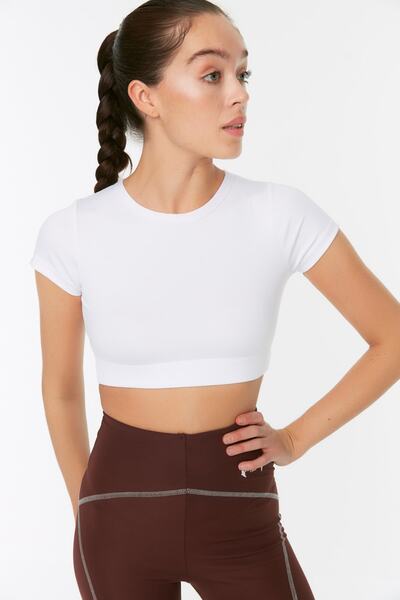 Trendyol Collection Weißes Crop-Strick-Sportoberteil/Bluse mit leichtem Halt und weicher Textur und Rundhalsausschnitt TWOAW21BZ0158