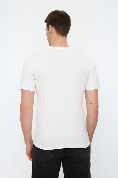 Trendyol Collection Weißes Slim-Fit-T-Shirt mit V-Ausschnitt – 100 % Baumwolle, kurze Ärmel TMNSS19BO0002