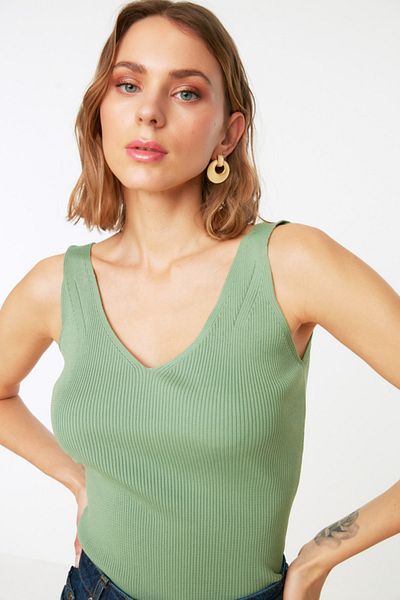 Trendyol Collection Μπλούζα με λαιμόκοψη σε εκρού TWOSS19DU0260