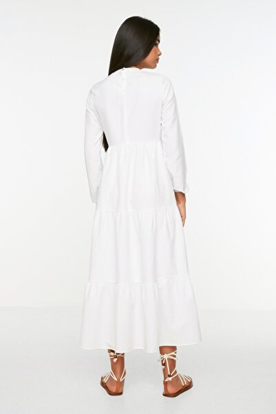 Trendyol Modest Rochie albă din țesătură brodata cu volane TCTSS22EB0004