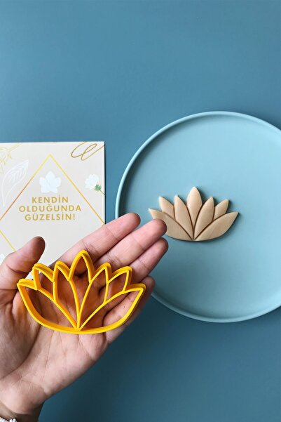 CESTOPİENO قطاعة بسكويت اللوتس وبطاقة شعار "أنت جميلة عندما تكون كذلك".