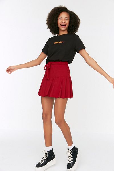 Trendyol Collection Rote Mini-Strickshorts mit hoher Taille im Rock-Look TWOSS21SR0621