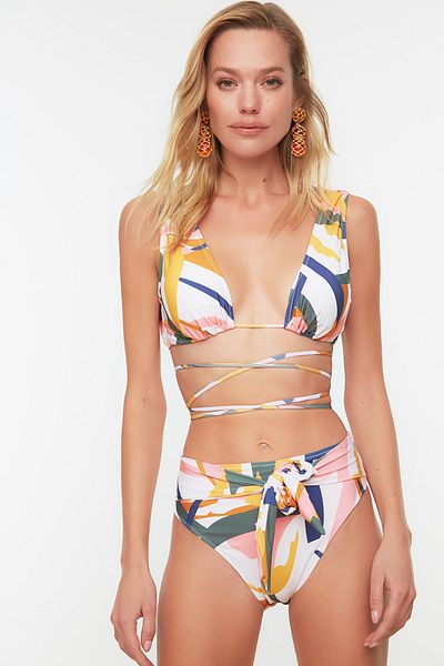 Trendyol Collection Abstrakt gemusterte Bikinihose mit hohem Bund und detailliertem Bindeband TBESS22BA0083