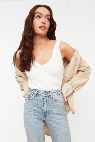 Trendyol Collection Ecru Bluse mit V-Ausschnitt und Trägern TWOSS19DU0260