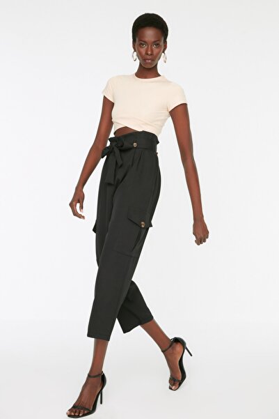 Trendyol Collection Schwarze Cargohose mit Gürtel TWOSS22PL0024