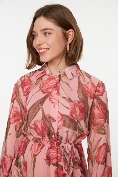 Trendyol Modest Ροζ φλοράλ στάμπα πουκάμισο με γιακά με ζώνη υφαντό φόρεμα από σιφόν TCTSS22EB0035