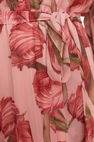 Trendyol Modest Ροζ φλοράλ στάμπα πουκάμισο με γιακά με ζώνη υφαντό φόρεμα από σιφόν TCTSS22EB0035