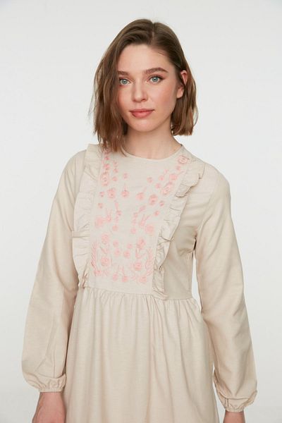 Trendyol Modest Beiges, gewebtes Kleid mit Rüschendetails und Stickereien TCTSS22EB0004