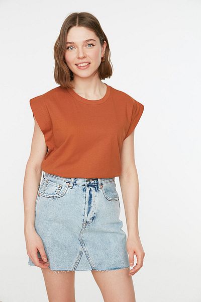 Trendyol Collection Zimtfarbenes Baumwollwatt-Basic-Strick-T-Shirt mit Biker-Kragen TWOSS20TS0021