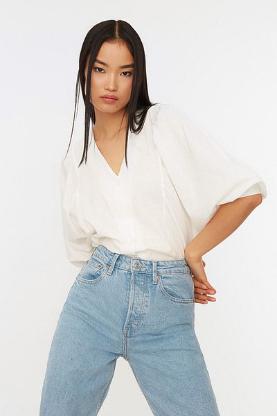 Trendyol Collection Weißes gewebtes Hemd mit Fledermausärmeln - Regular Fit TWOSS20GO0076