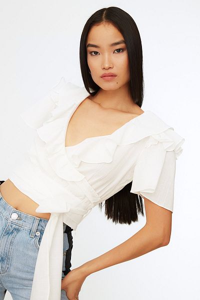 Trendyol Collection Ecrufarbene, gewebte Bluse mit Rüschen und Bindedetail TWOSS20BZ0351