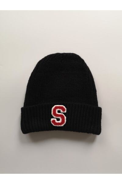 initialess قبعة من الصوف الأسود المحبوك بطبقات من الموهير مع حرف S