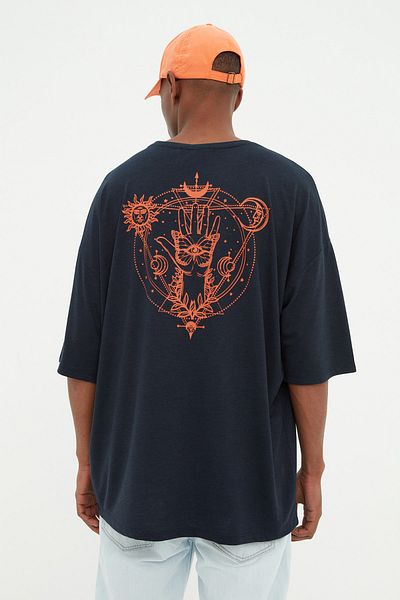 Trendyol Collection Nadměrně velké tričko s námořnickou modří Mystic Printed – výstřih s výstřihem, krátký rukáv TMNSS22TS0154