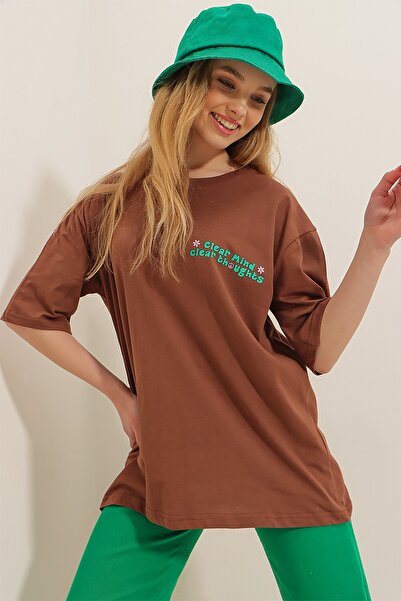 Trend Alaçatı Stili Tricou mare de damă, maro, cu gât turnat în față și în spate, imprimat 100% bumbac ALC-X7982