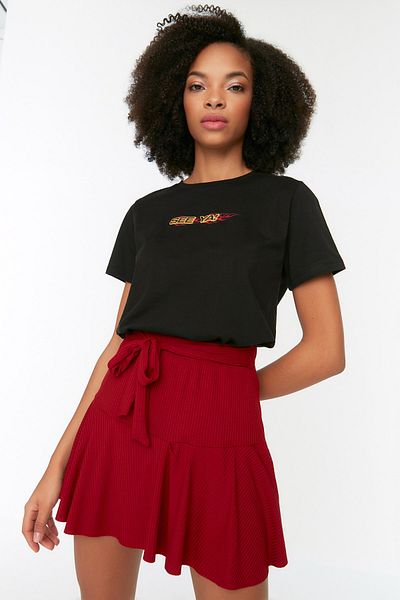 Trendyol Collection Rote Mini-Strickshorts mit hoher Taille im Rock-Look TWOSS21SR0621