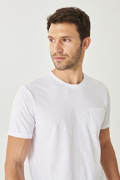 AC&Co / Altınyıldız Classics Weißes, schmal geschnittenes, schmal geschnittenes Herren-T-Shirt aus 100 % Baumwolle mit Rundhalsausschnitt und Taschen