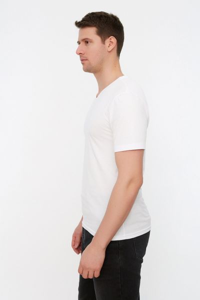 Trendyol Collection Weißes Slim-Fit-T-Shirt mit V-Ausschnitt – 100 % Baumwolle, kurze Ärmel TMNSS19BO0002