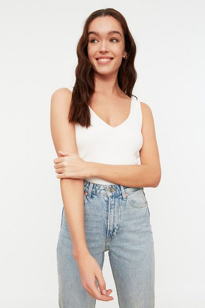 Trendyol Collection Ecru Bluse mit V-Ausschnitt und Trägern TWOSS19DU0260