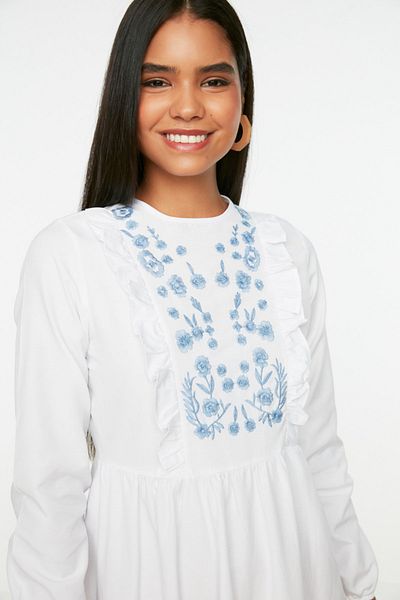 Trendyol Modest Λευκό βολάν Λεπτομερές κεντημένο υφαντό φόρεμα TCTSS22EB0004