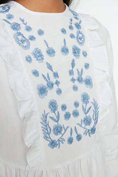 Trendyol Modest Rochie albă din țesătură brodata cu volane TCTSS22EB0004