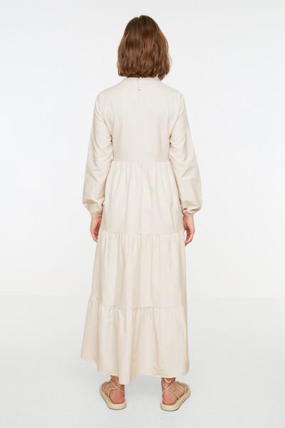 Trendyol Modest Μπεζ βολάν Λεπτομερές κεντημένο υφαντό φόρεμα TCTSS22EB0004