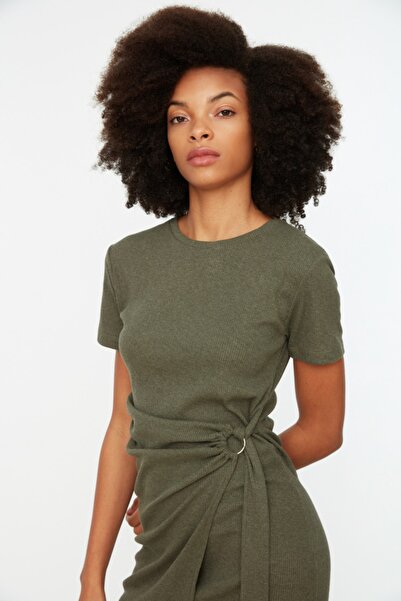 Trendyol Collection Mini dzianinowa sukienka w kolorze khaki z wiązaniem i okrągłym dekoltem TWOSS22EL0751