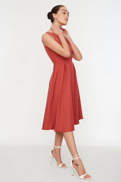 Trendyol Collection Φόρεμα αποξηραμένο τριαντάφυλλο μέσης ανοιχτό πλισέ Midi υφαντό TWOSS20EL0980