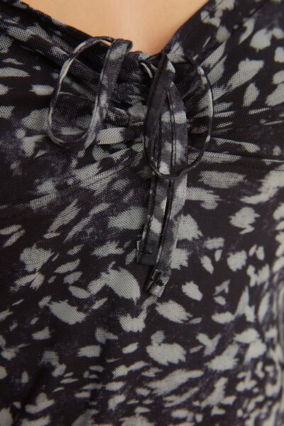 Trendyol Collection Sötétkék nyomtatott, négyzet alakú nyakú ballon ujjú, tüll bélésű, testhezálló mini kötött ruha TWOSS20EL1363