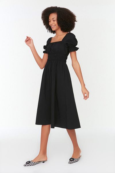 Trendyol Collection Schwarzes Skater-/Ballett-Midikleid aus Webstoff mit Ballonärmeln TWOSS22EL1768