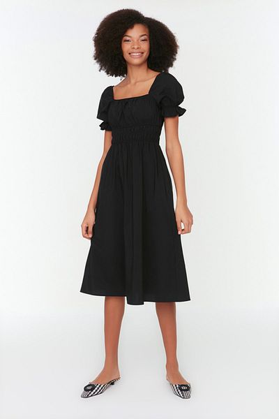 Trendyol Collection Schwarzes Skater-/Ballett-Midikleid aus Webstoff mit Ballonärmeln TWOSS22EL1768