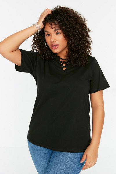 Trendyol Curve Boyfriend Fit fekete póló - 100% pamut, nyakkivágással, nagy méretű TBBSS22TS1027
