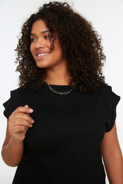 Trendyol Curve Čierne tričko Crew Neck – 100 % bavlna, detail rukávov TBBSS22BF0023