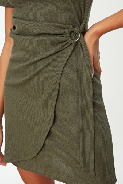Trendyol Collection Mini dzianinowa sukienka w kolorze khaki z wiązaniem i okrągłym dekoltem TWOSS22EL0751