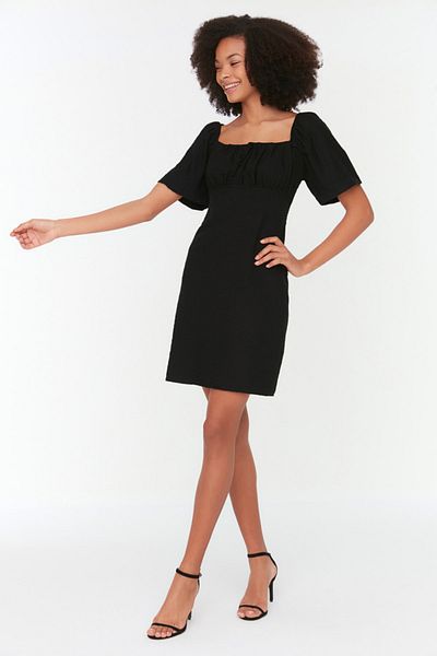 Trendyol Collection Μαύρο Μίνι υφαντό φόρεμα σε γραμμή Α πίσω με Guiped TWOSS22EL2401