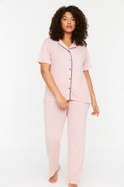 Trendyol Curve Puderfarbenes Pyjama-Set mit Hemdkragen und Rippenmuster TBBSS22PT0220