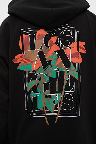 Trendyol Collection Черен суитшърт с качулка и флорален принт, голям размер/широк крой, без повдигане TMNAW22SW0155