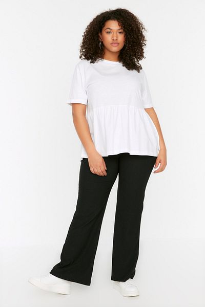 Trendyol Curve Schwarze, ausgestellte, gestrickte Hose mit spanischem Bein und hoher Taille in Übergröße TBBSS22PL0416