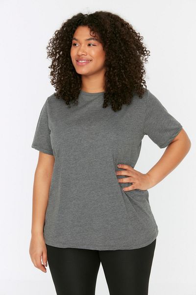 Trendyol Curve Anthrazitfarbenes gestricktes T-Shirt mit Rückenausschnitt TBSSS22TS1953
