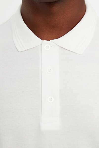 Trendyol Collection Weißes, schmal geschnittenes, gestreiftes Basic-T-Shirt aus 100 % Baumwolle mit Polokragen TMNSS20PO0009