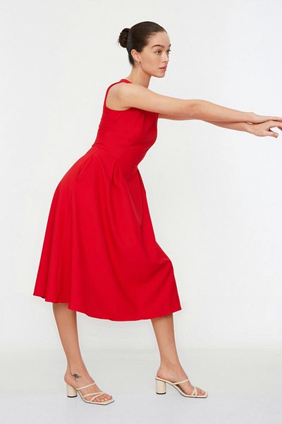 Trendyol Collection Rotes, plissiertes, gefüttertes Midi-Webkleid mit Öffnung in der Taille TWOSS20EL0980